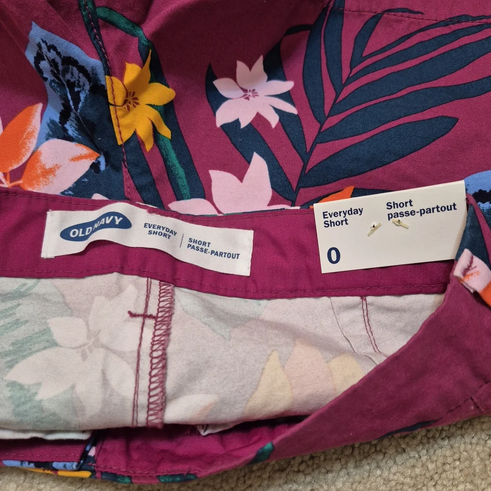 NWT Old Navy Everyday Chino Shorts in Burgundy Tropical Floral, Sz 0 Waist 28 - Picture 4 of 5
